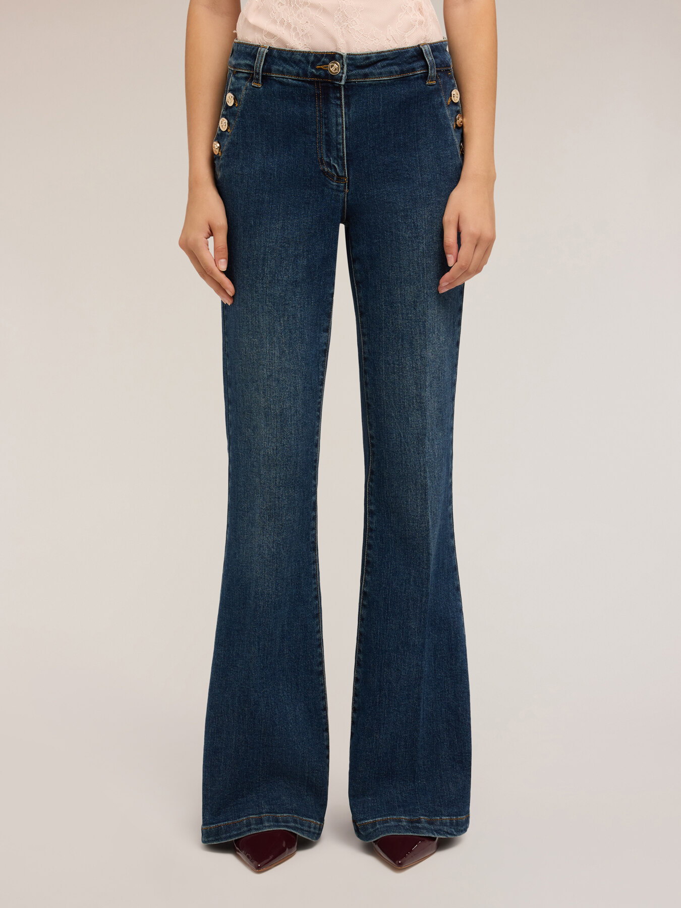 Jeans flare con motivo bottoni image number 0