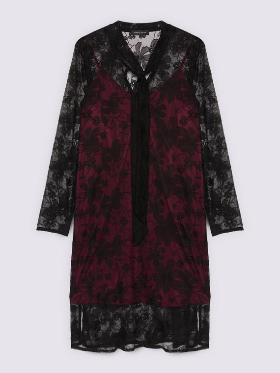 Robe en dentelle avec jupon contrastant