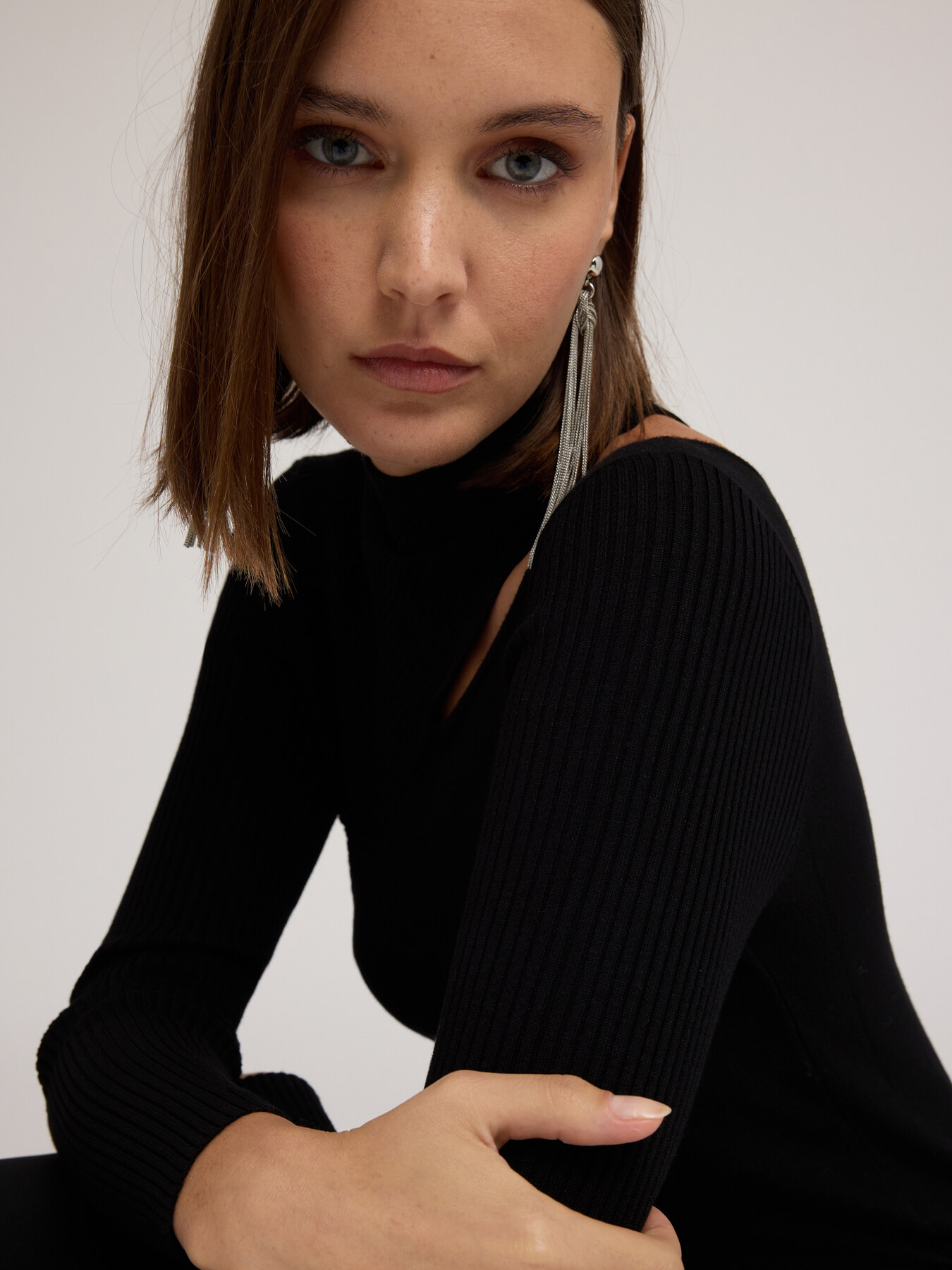 Rollkragenpullover mit asymmetrischem Cut-out image number 3