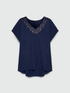 T-Shirt mit besticktem Ausschnitt image number 5