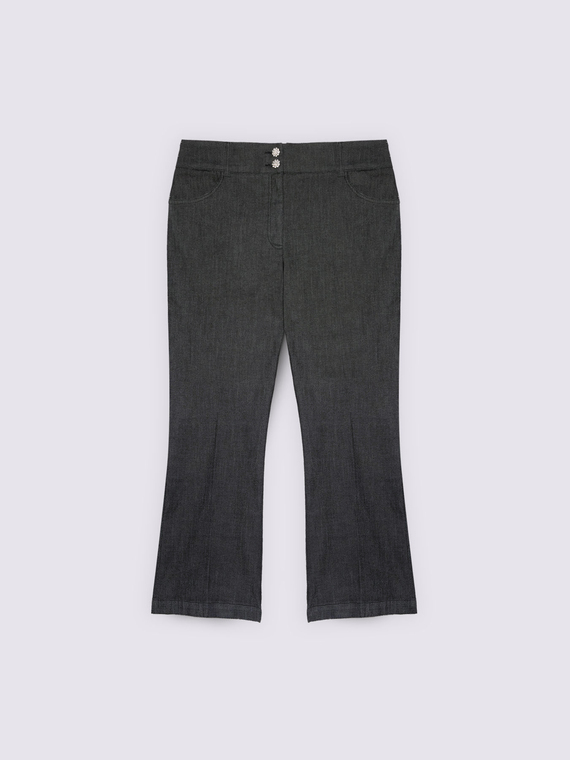 Jeans kick flare con botones joya