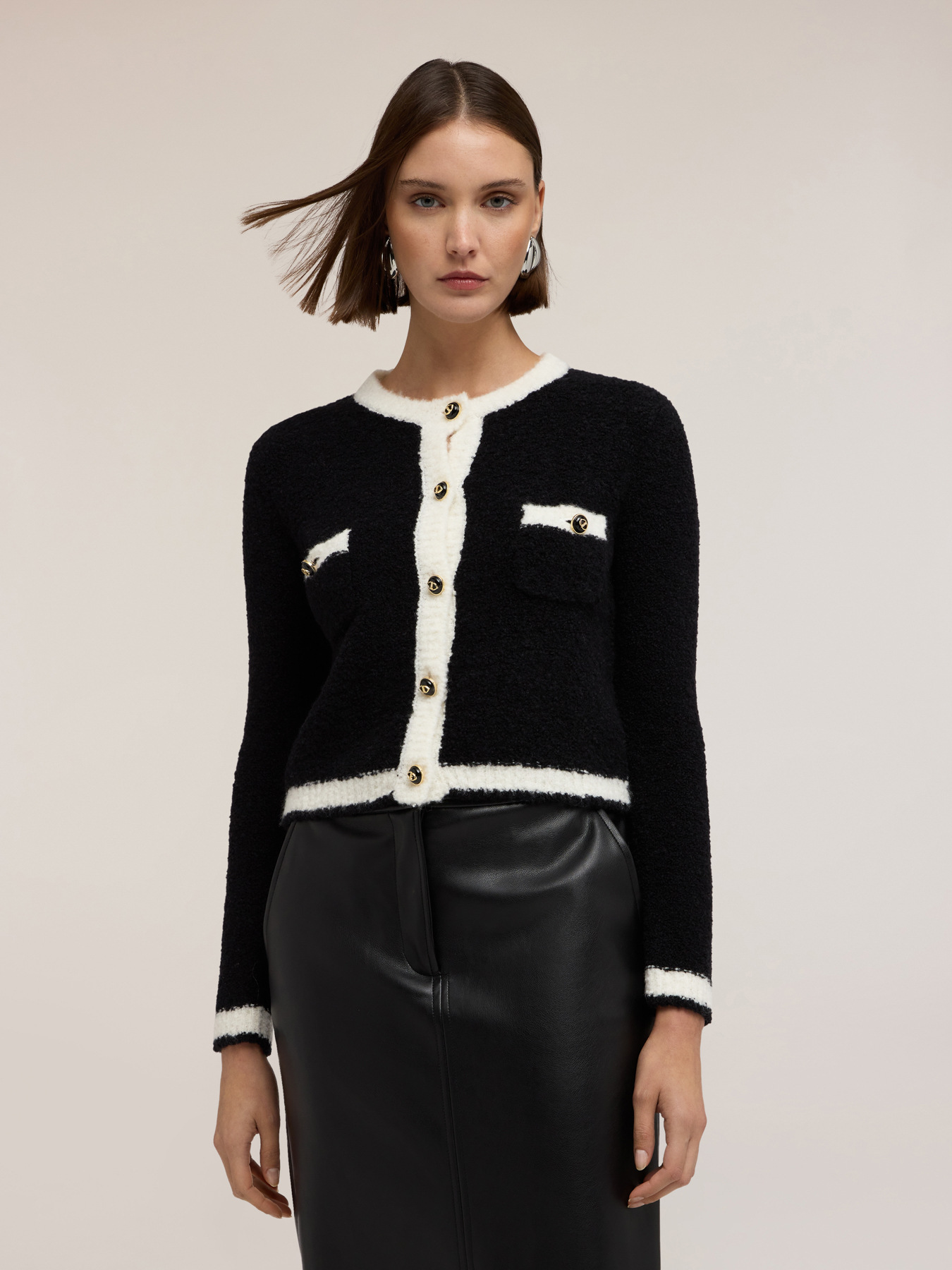 Kurze Strickjacke aus Boucl&eacute;-Strick image number 0