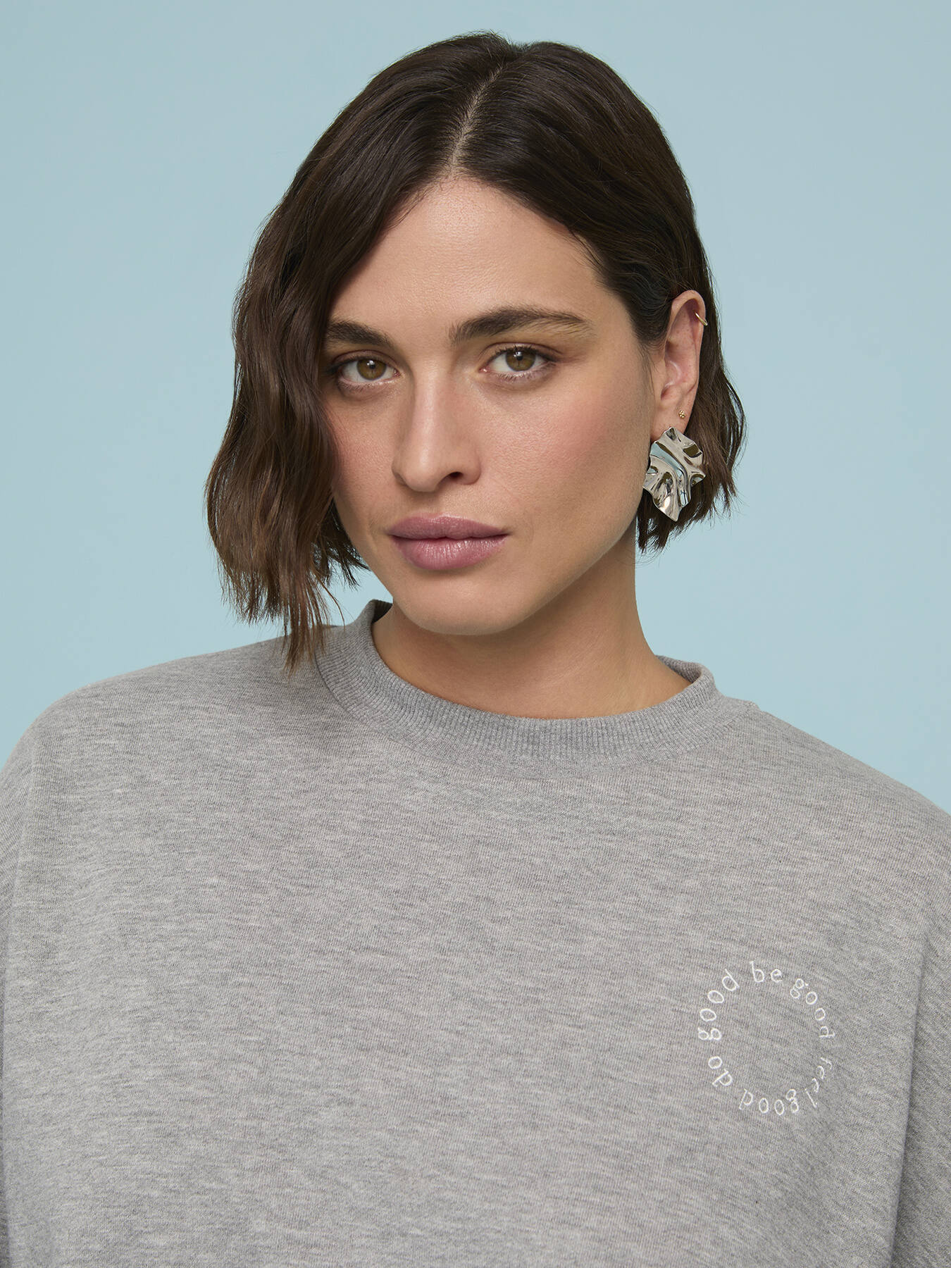 Geschlossener Pullover mit kreisf&ouml;rmiger Aufschrift image number 2