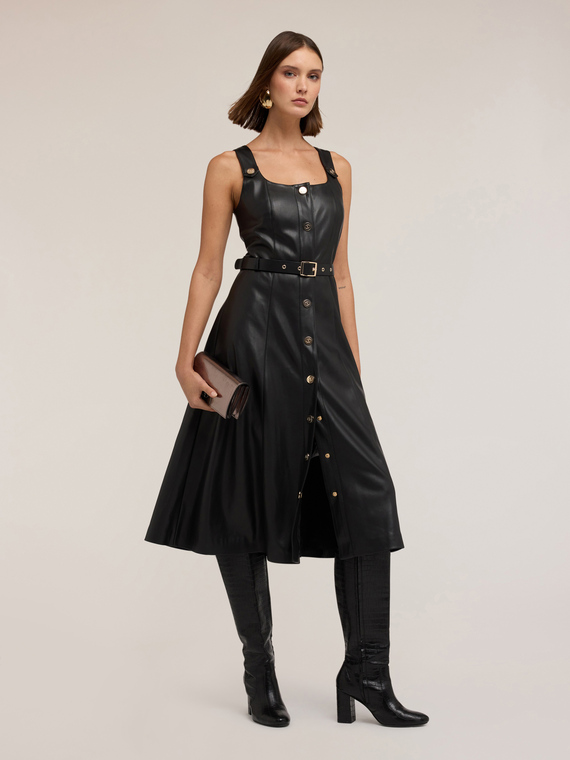 Robe évasée avec ceinture en tissu enduit