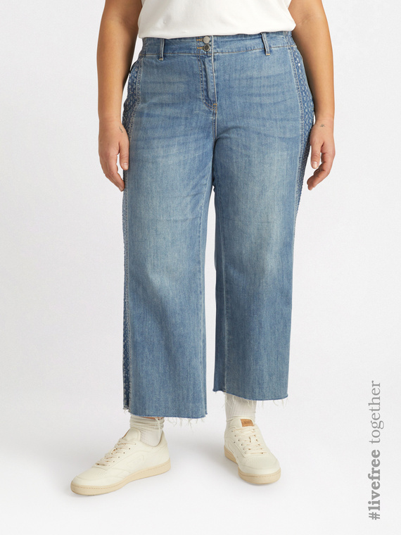 Cropped-Jeans mit Bordüren, die mit Mikrorissen und Pailletten verziert sind