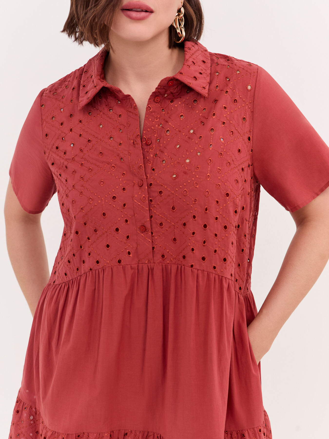 L&auml;cheln Sie das R&uuml;schenkleid in Sangallo image number 3