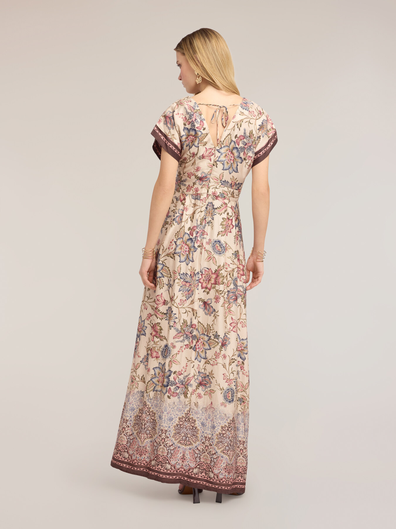 Robe longue &eacute;vas&eacute;e en satin imprim&eacute; image number 1