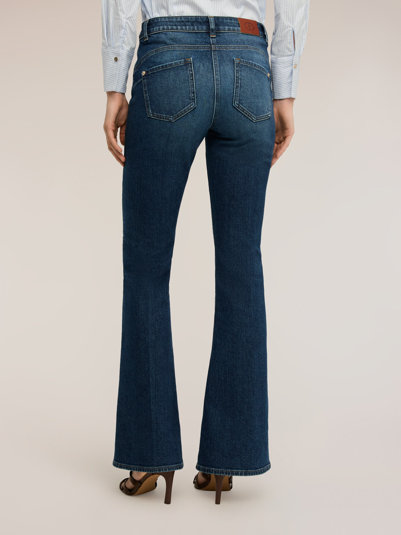 High-waisted push-up flare jeans image number 1