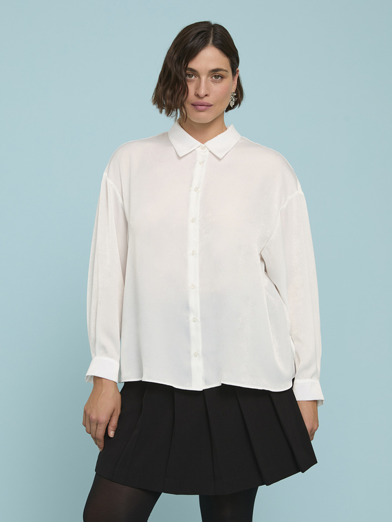 Camicia in raso dalla linea morbida e confortevole