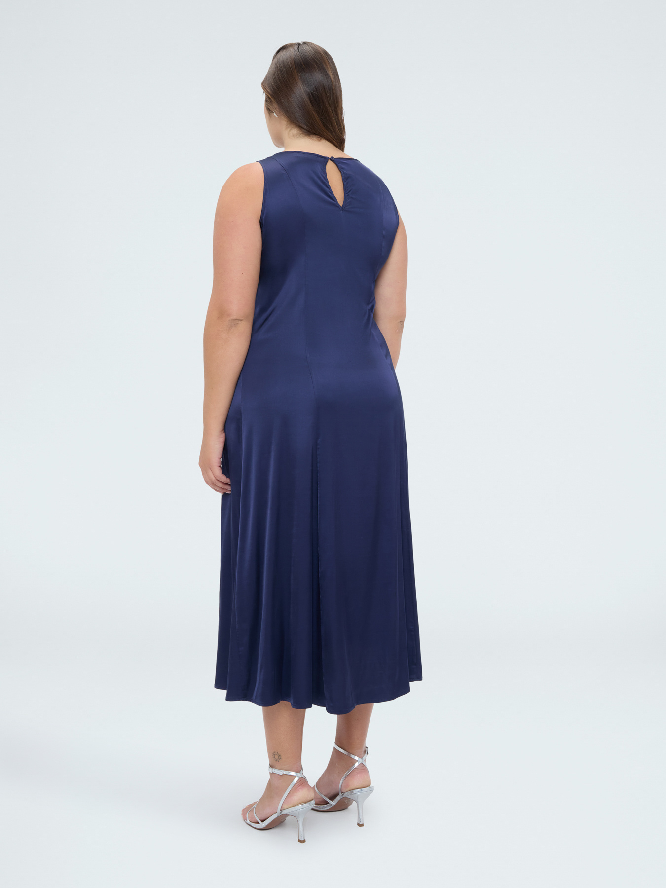&Auml;rmelloses langes Kleid aus Viskose-Satin image number 1