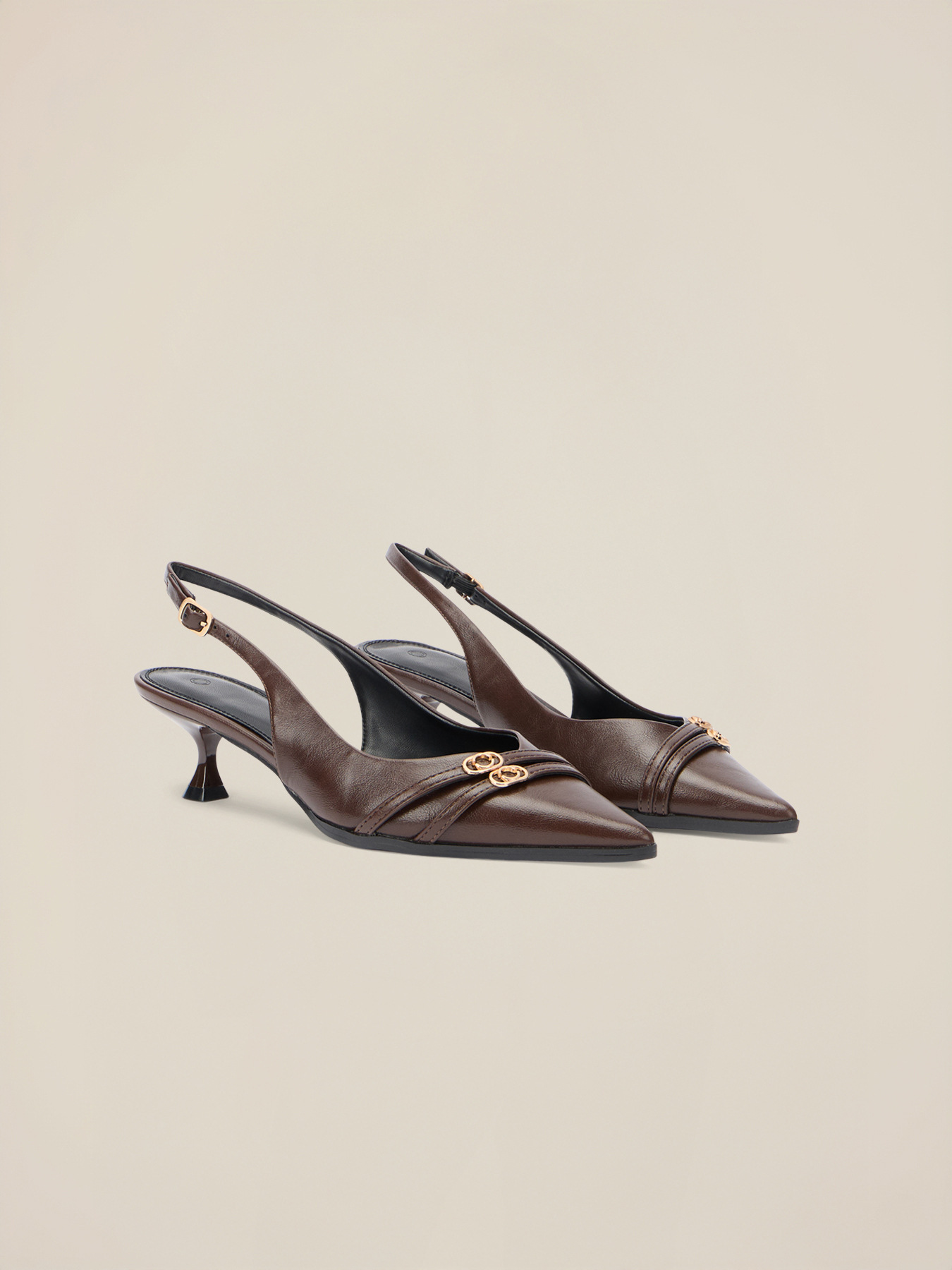 D&eacute;collet&eacute; slingback con punta decorata image number 1