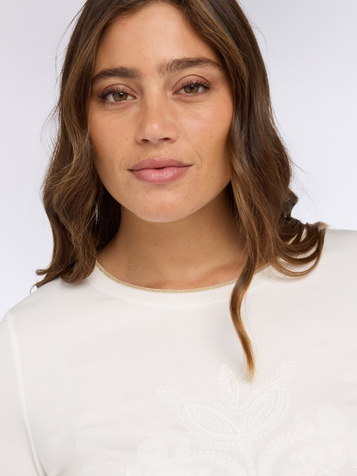 T-shirt in jersey con ricamo tono su tono maniche tre quarti image number 3