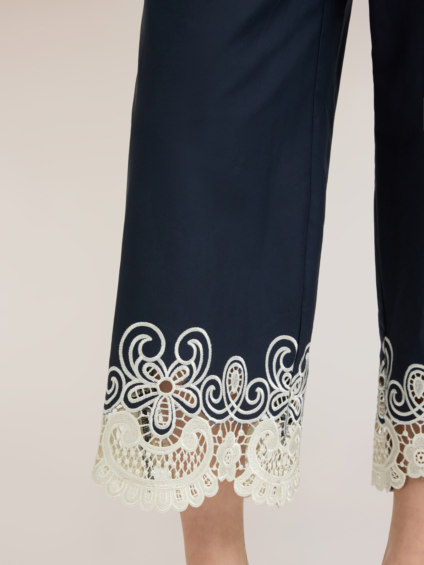 Pantaloni cropped din poplin cu dantelă image number 3