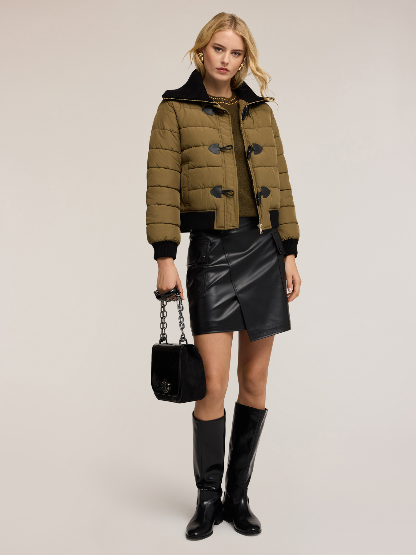 Plumífero acolchado con alamares image number 3