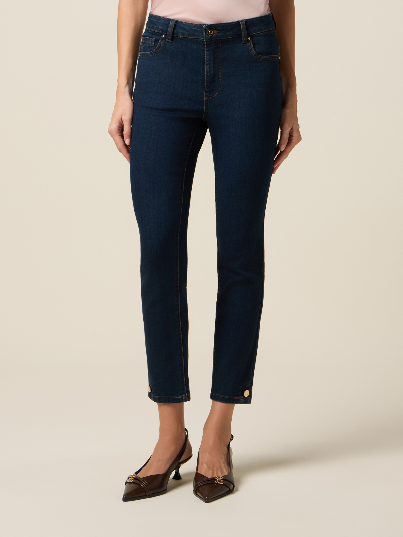 Jeans regular con bottoni decorativi image number 3