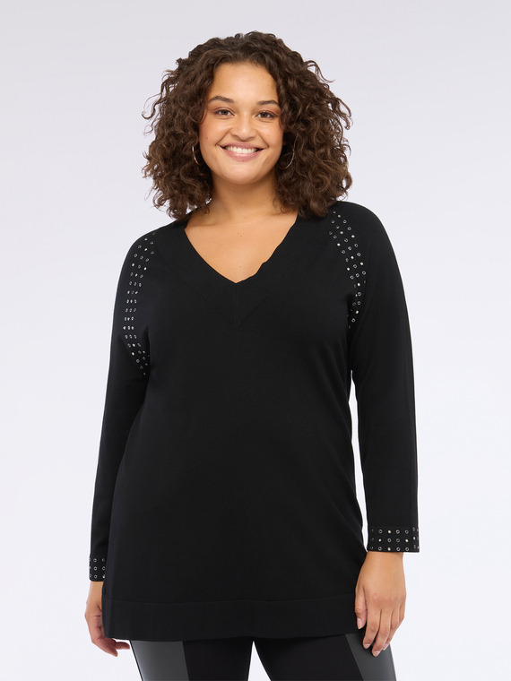Maglia con borchie sulle spalle e sui polsini