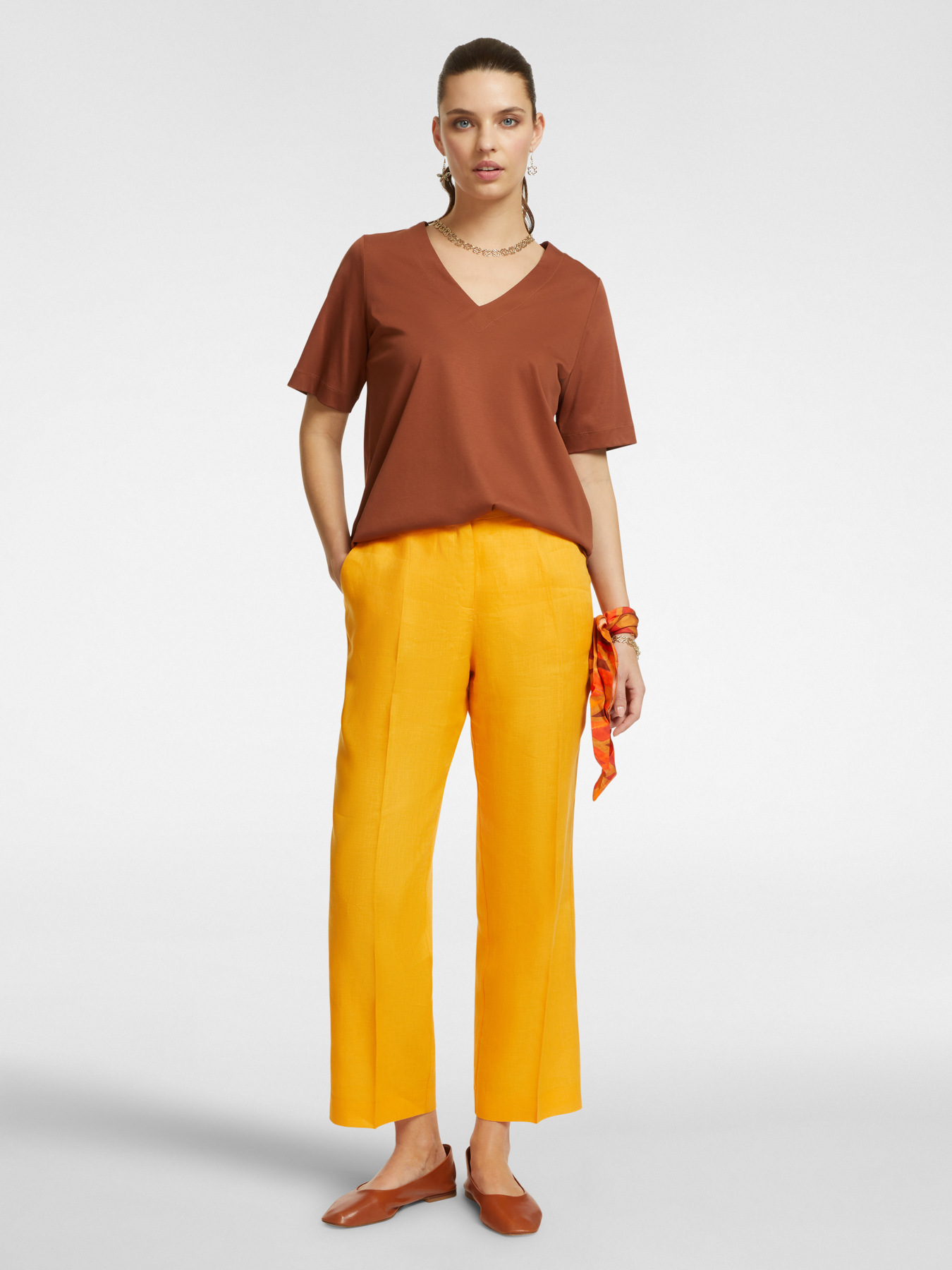 Camiseta con escote de pico image number 2