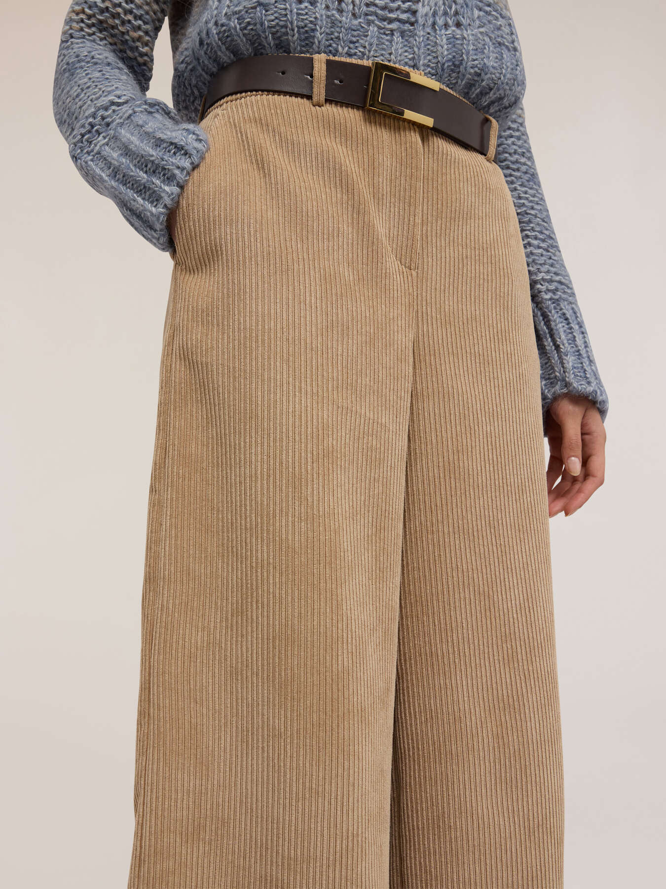 Pantaloni palazzo in velluto millerighe image number 3