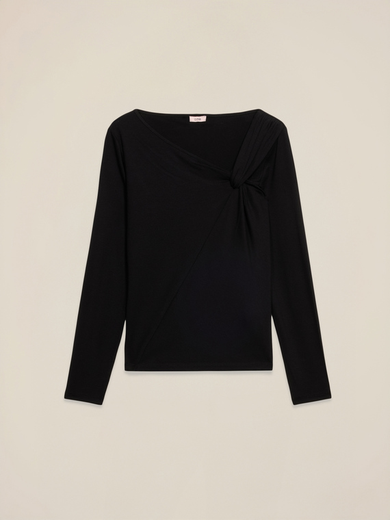 Schmales T-Shirt mit asymmetrischem Ausschnitt