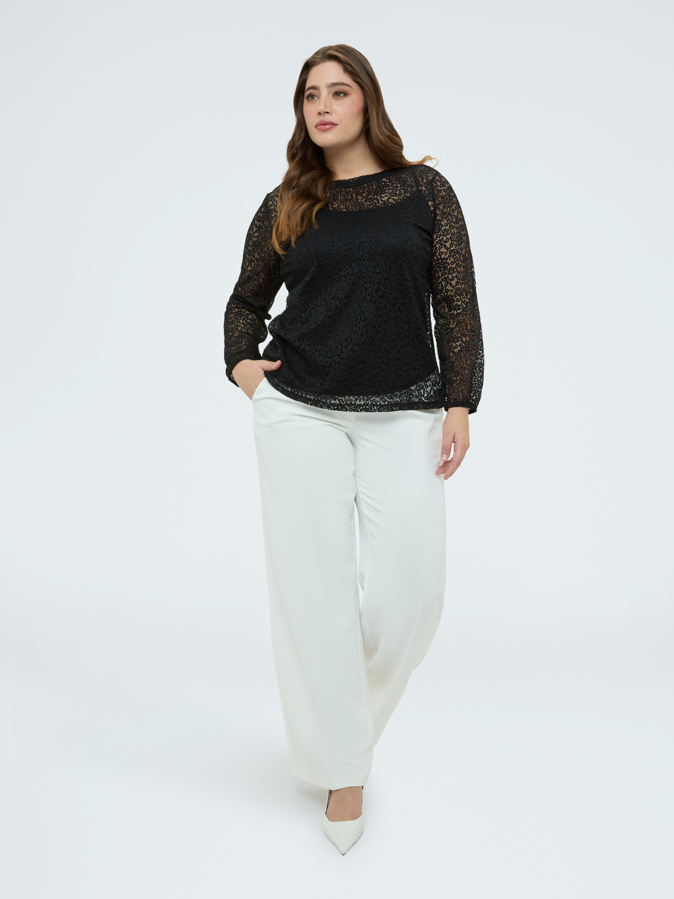 Perforated lace T-shirt image number 2
