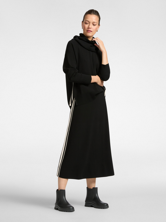 Knitted skirt with side stripe