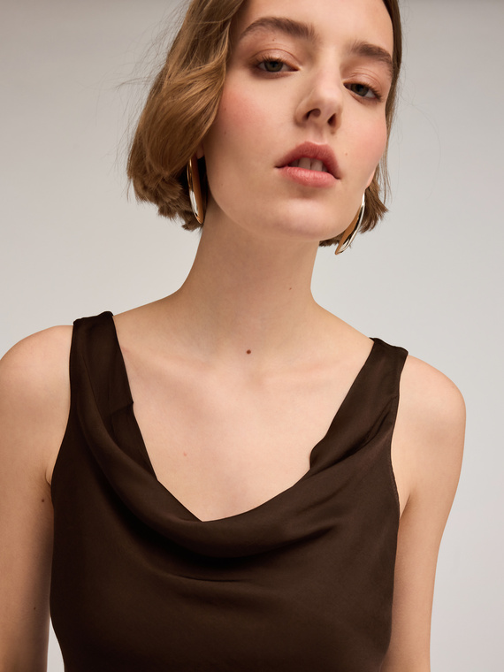 Top in raso con scollo morbido