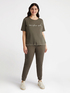 Camiseta con bordados image number 3