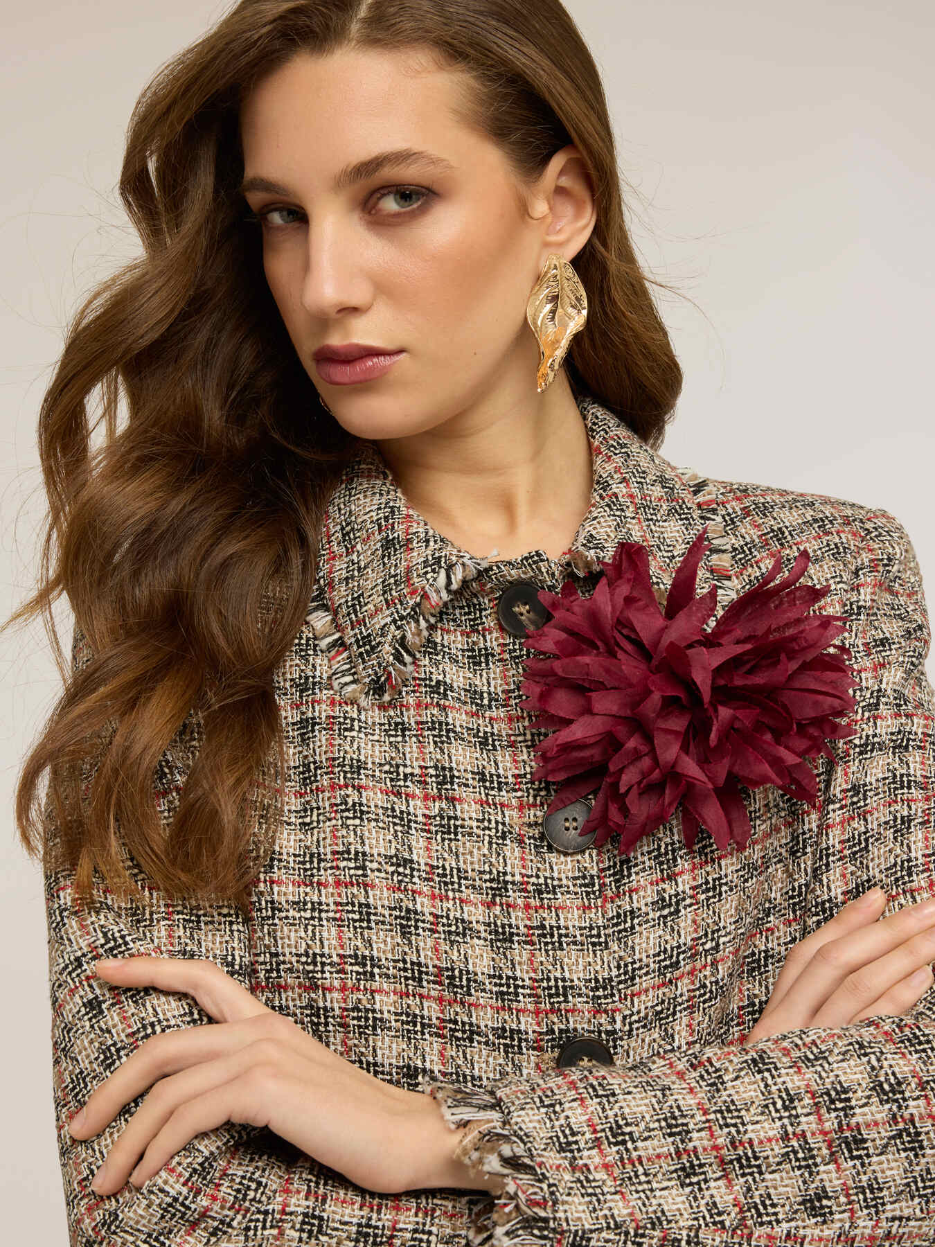 Short boucl&eacute; jacket with fringes and brooch image number 3