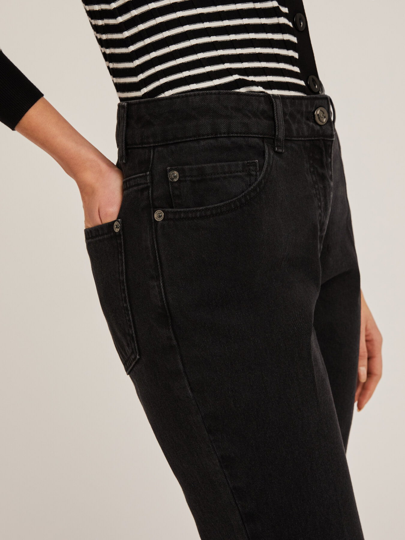 Rianne carrot jeans image number 2