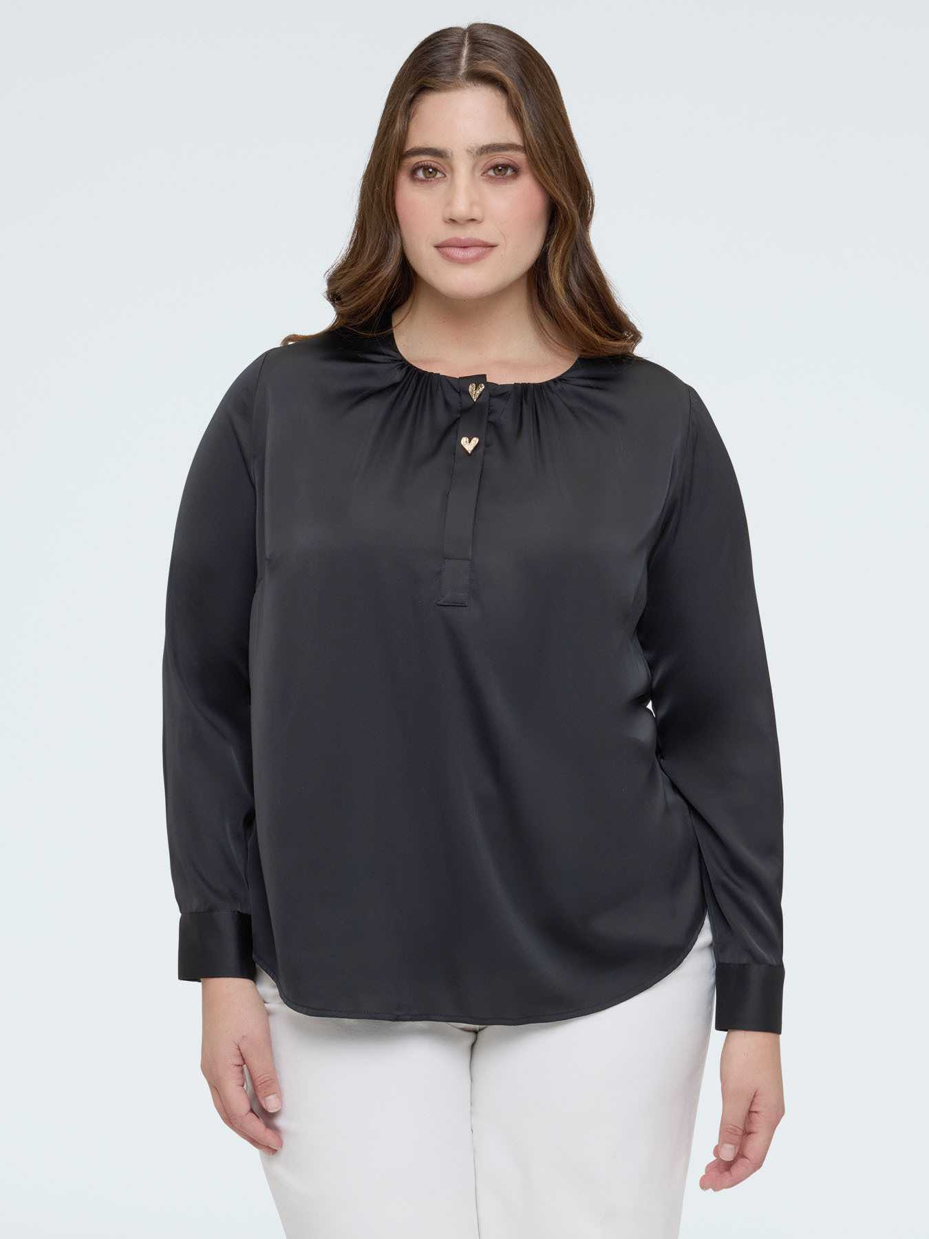 Blusa in raso con bottoni a forma di cuore image number 3
