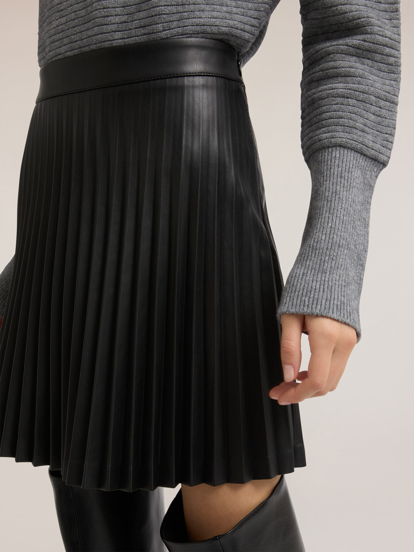 Short pleated skirt in coated fabric image number 3