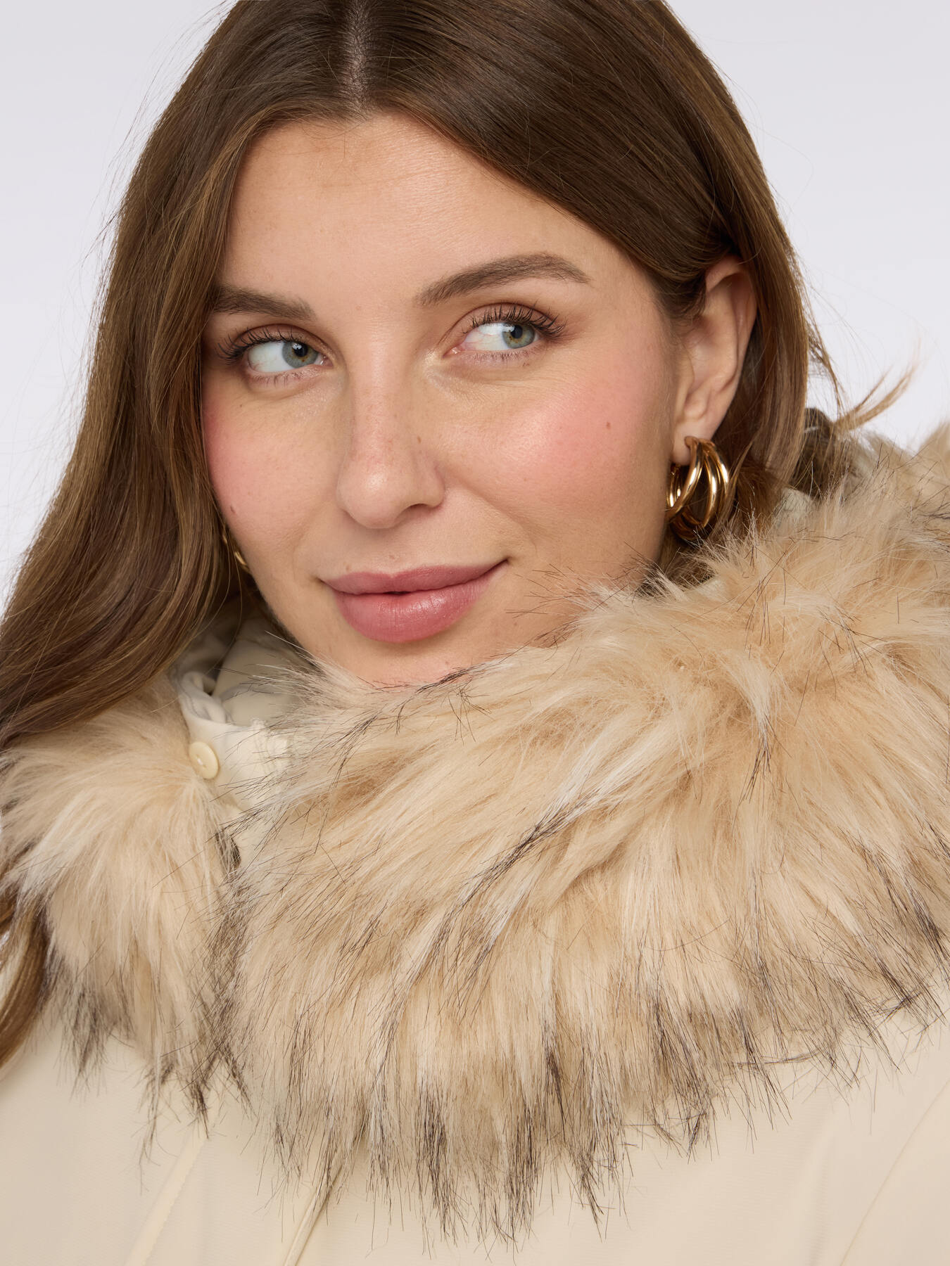 Plum&iacute;fero con capucha y ribete image number 3