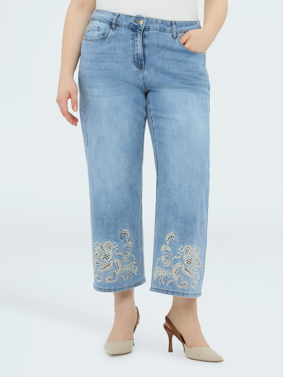 Cropped jeans with floral embroidery