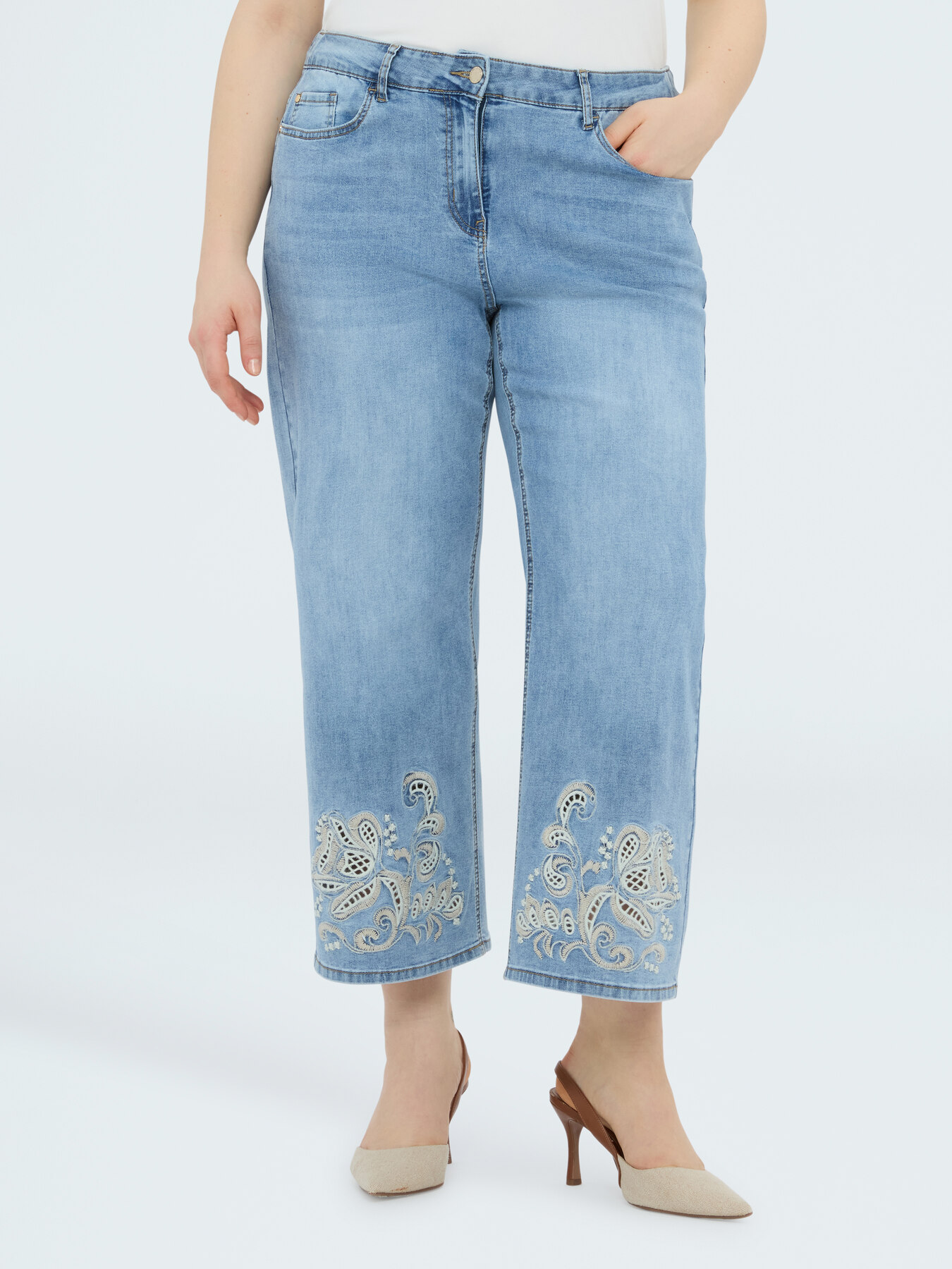 Cropped Jeans mit Blumenstickerei image number 0
