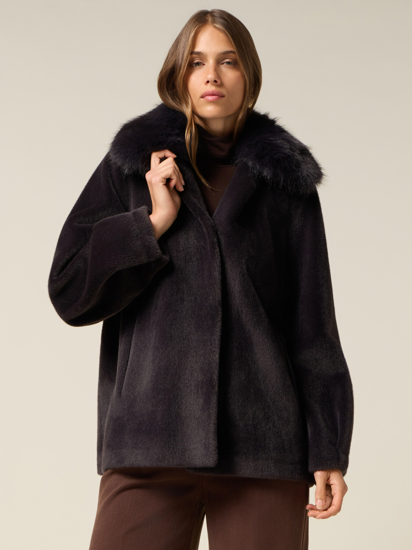 Cappotto corto in tessuto morbido image number 0