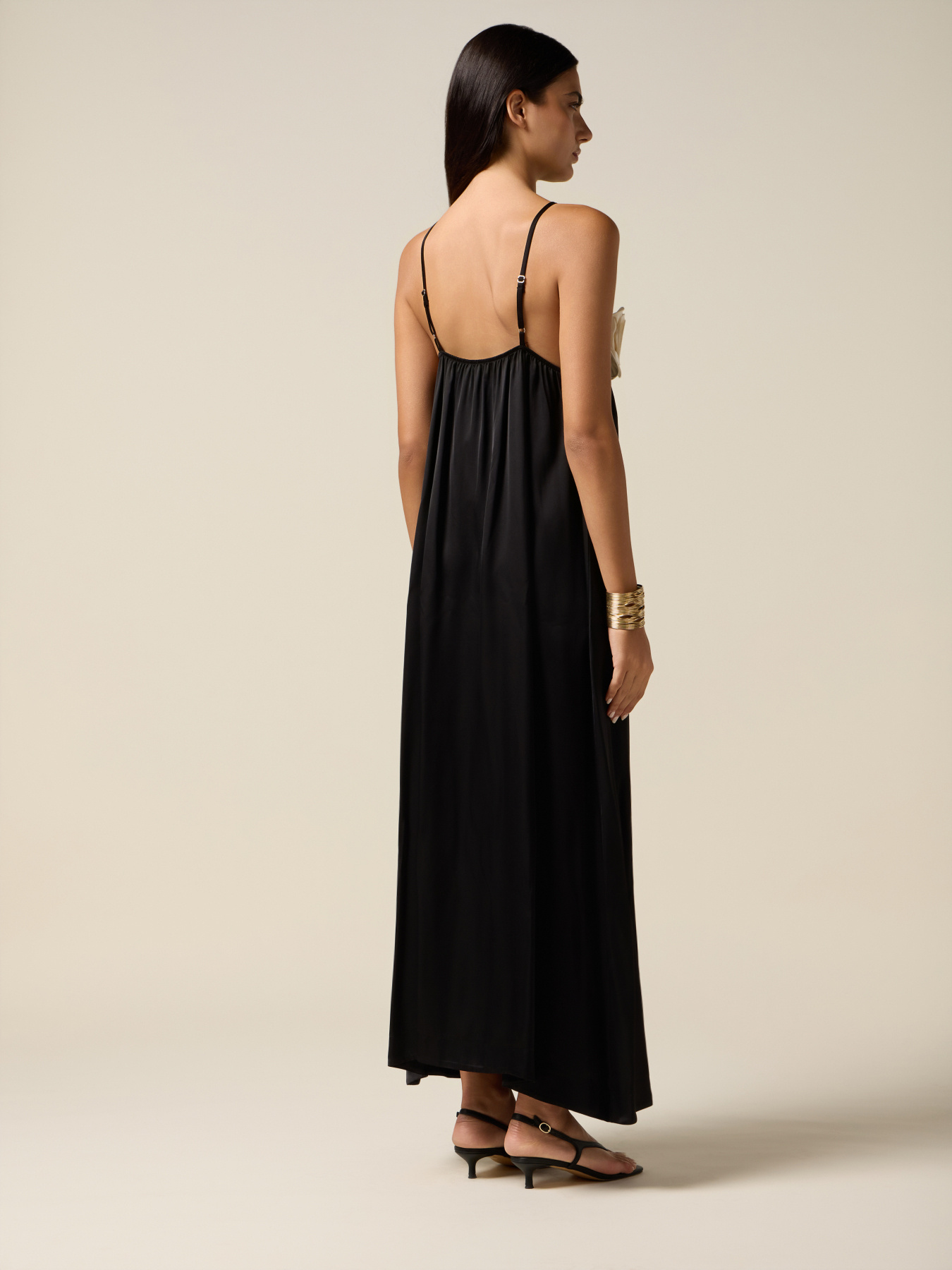 Langes Satinkleid mit aufgenähten Rosen image number 1