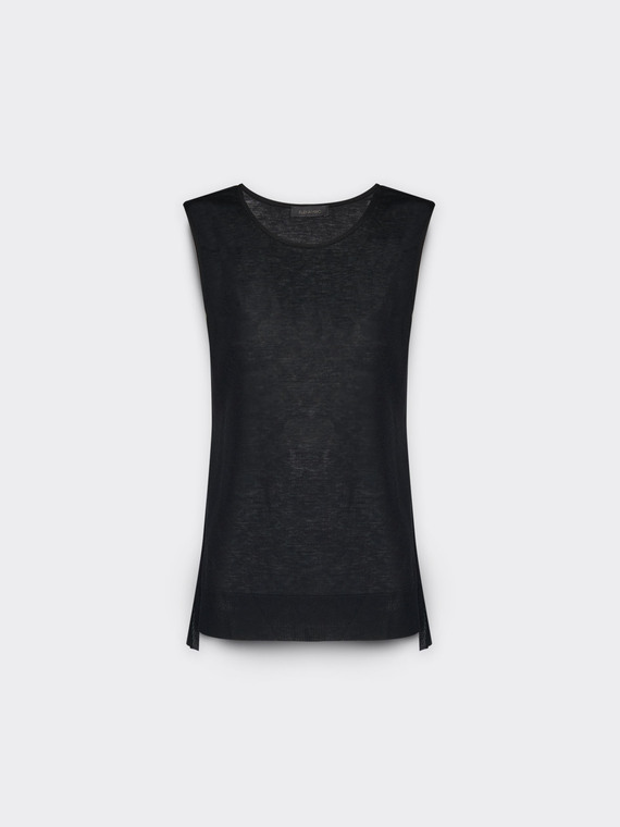 Top with ribbed edges