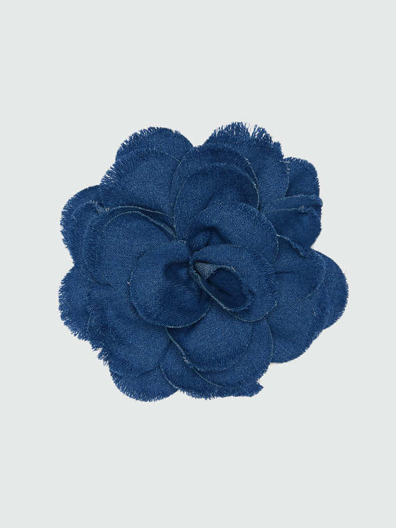 Blumenbrosche aus Denim