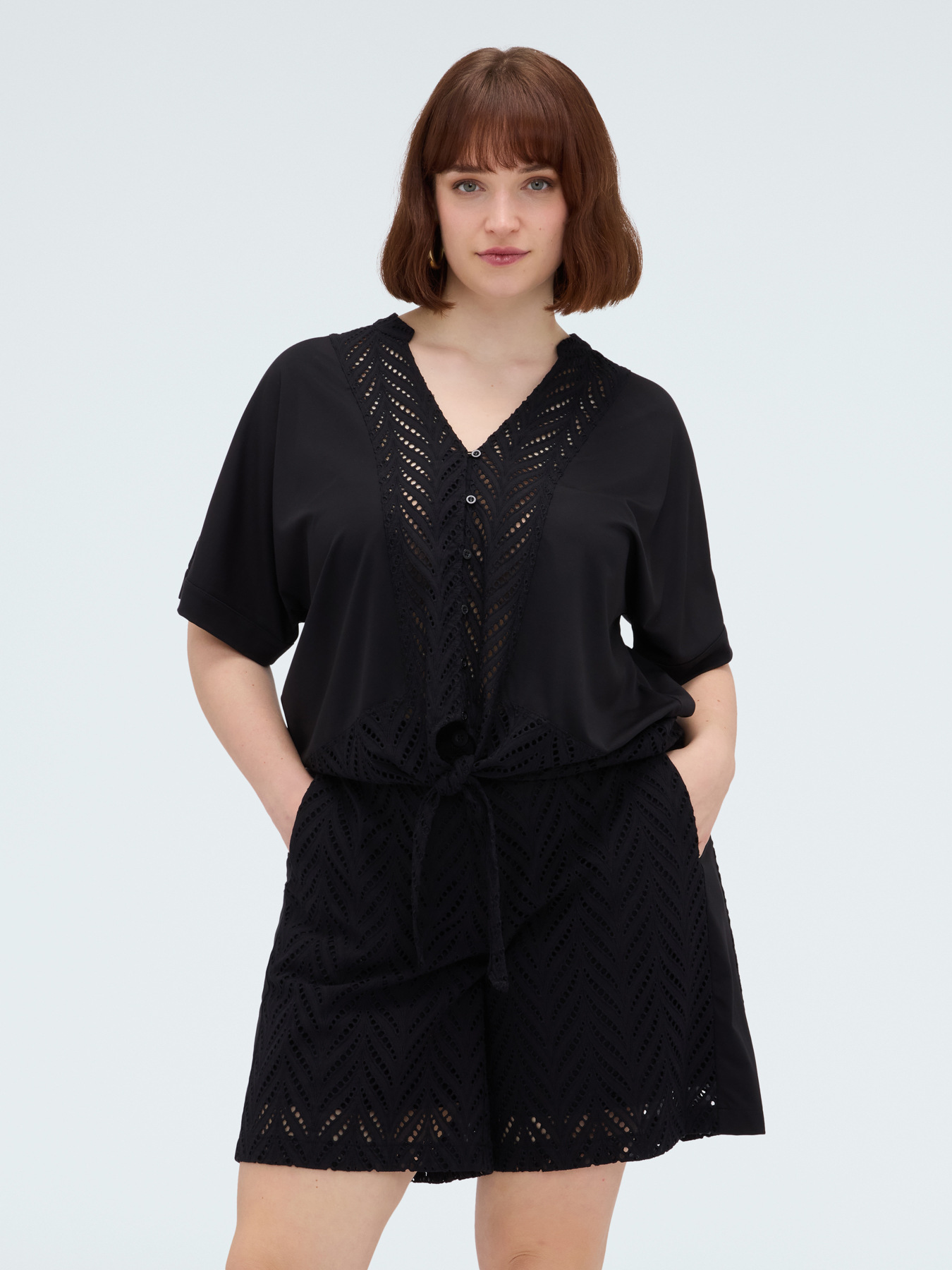 Bluse aus Lochstickerei mit Knotendetail image number 0
