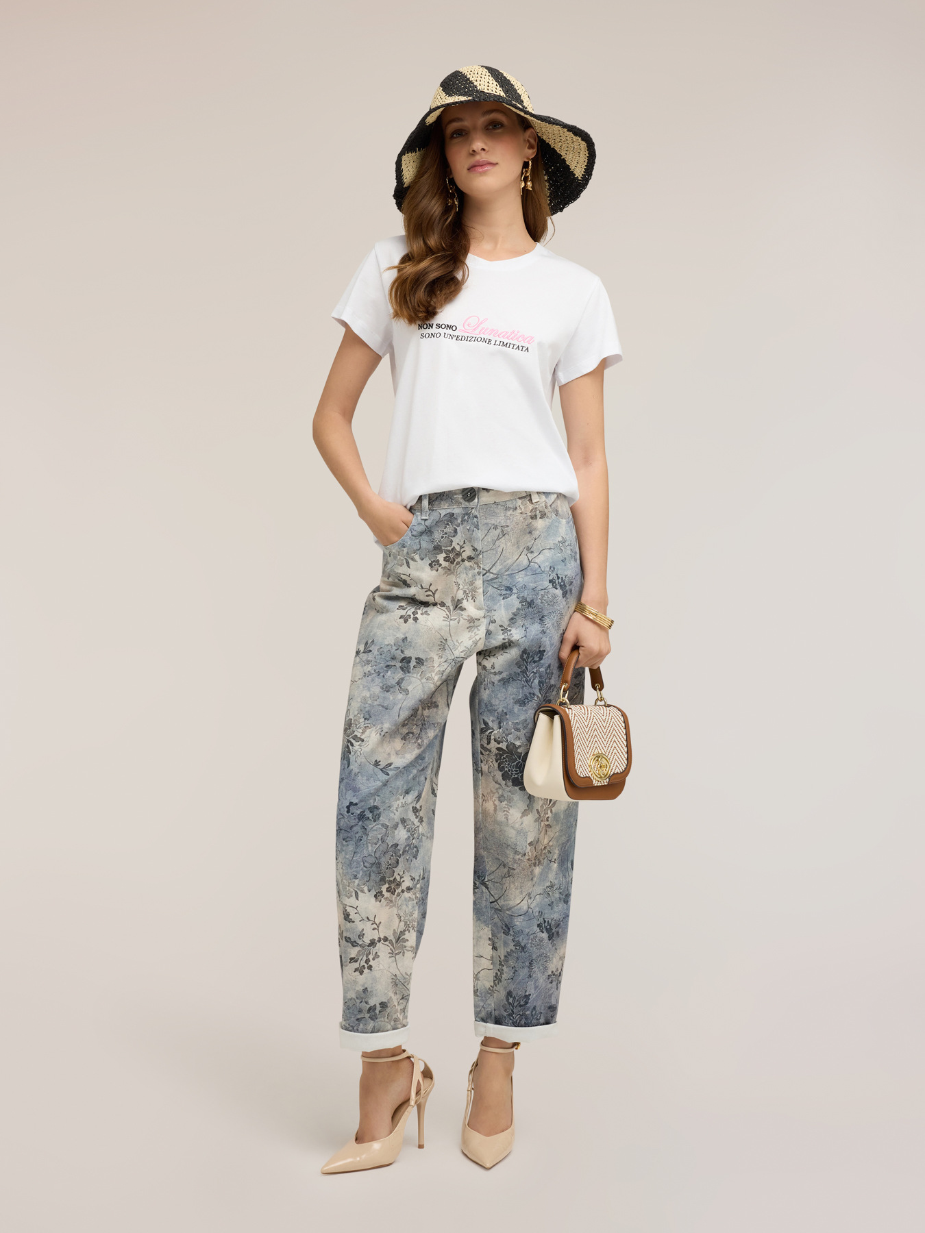 T-shirt in jersey con scritta ricamata image number 2
