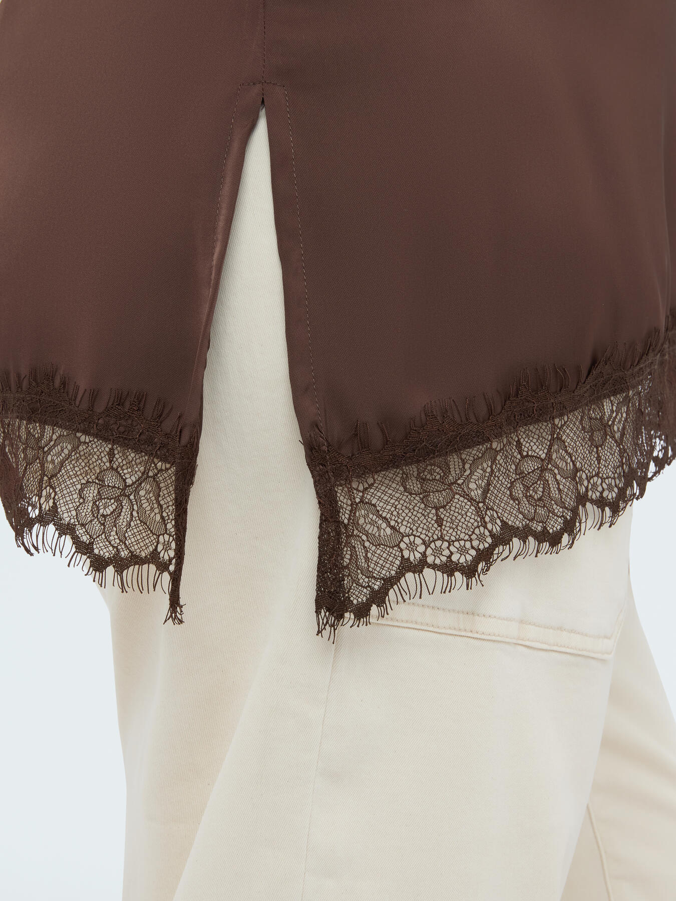 Top de sat&eacute;n con detalles de encaje image number 3