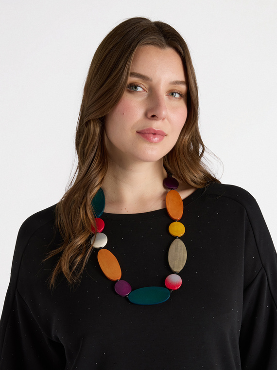 Collier avec éléments en bois colorés
