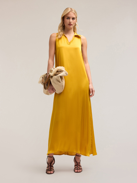 Robe longue avec col en satin