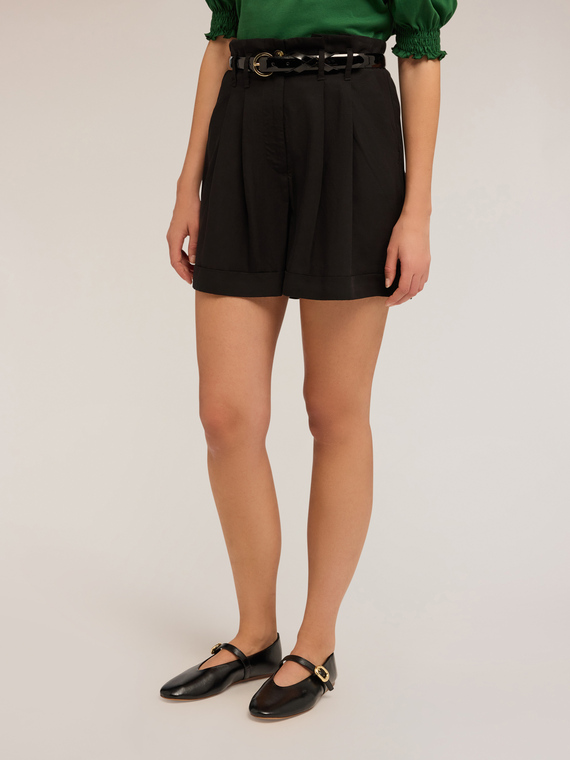 Shorts fluido con pieghe