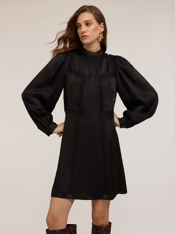 Robe jacquard &agrave; col roul&eacute;