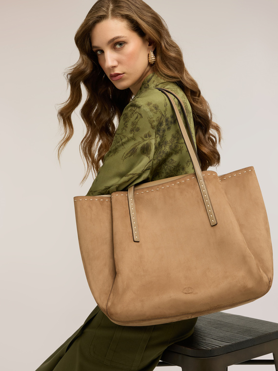 Shopper with visible stitching
