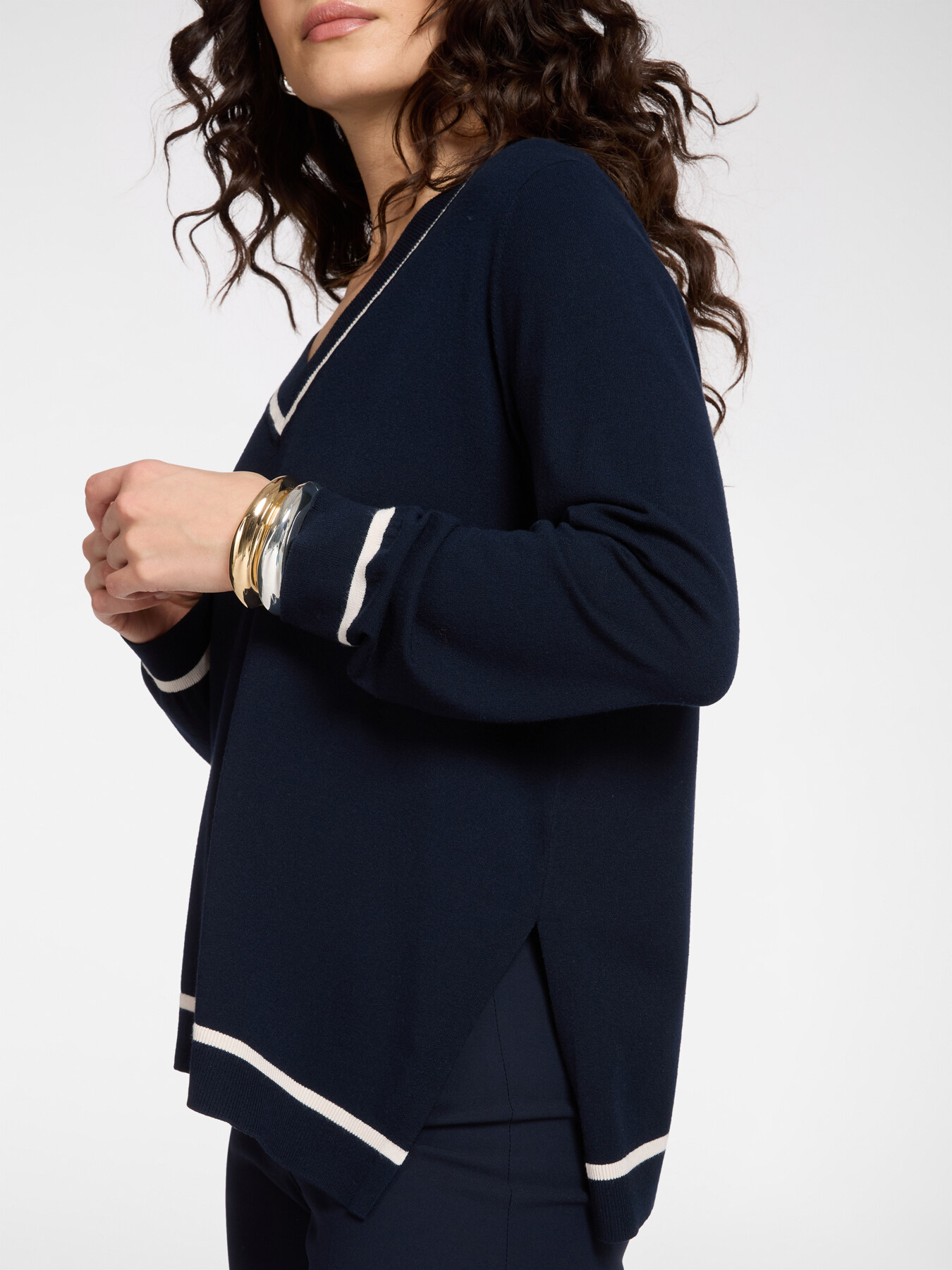 Maglia asimmetrica con profili a contrasto image number 3