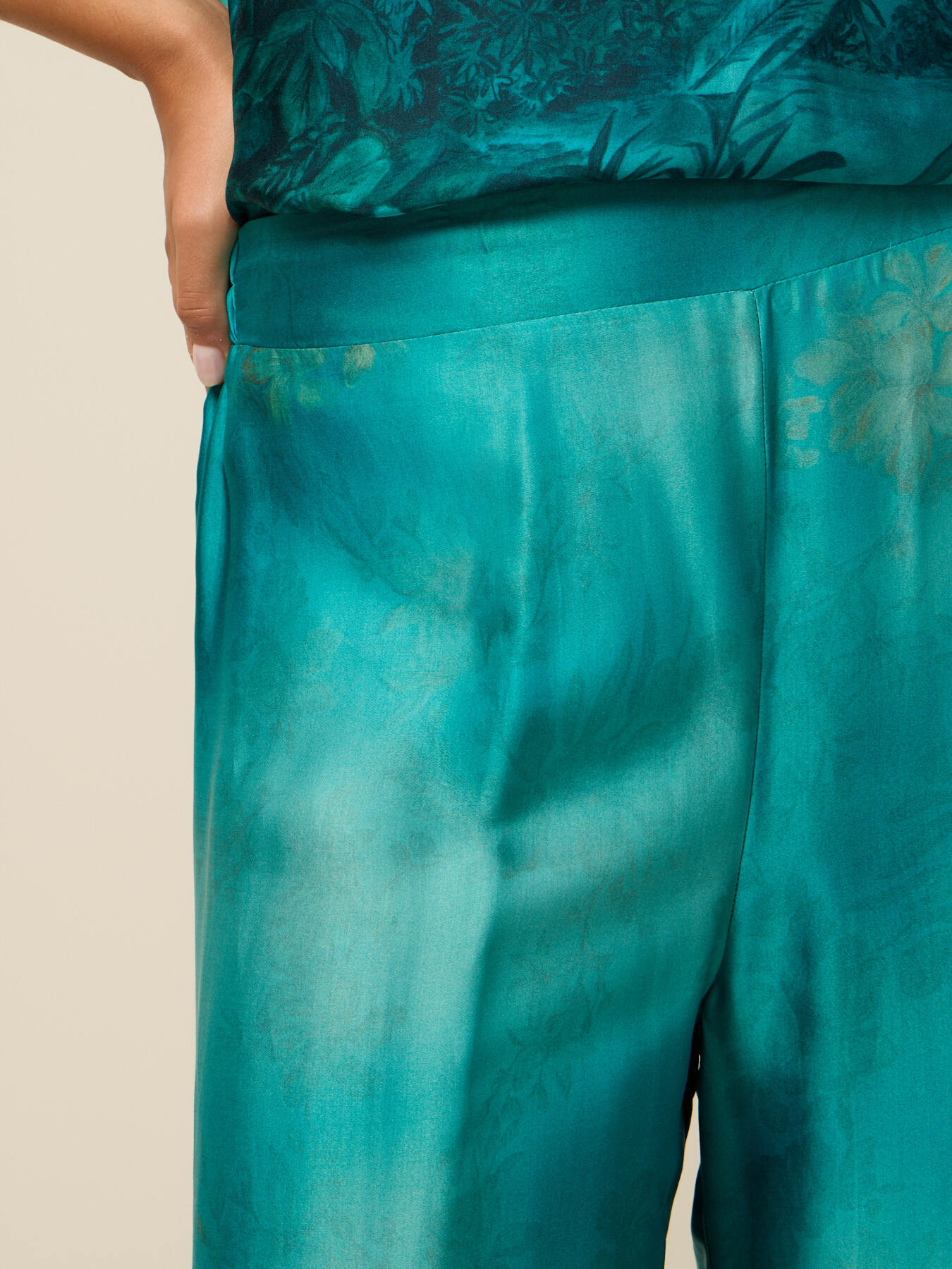 Pantaloni palazzo in raso fantasia image number 2