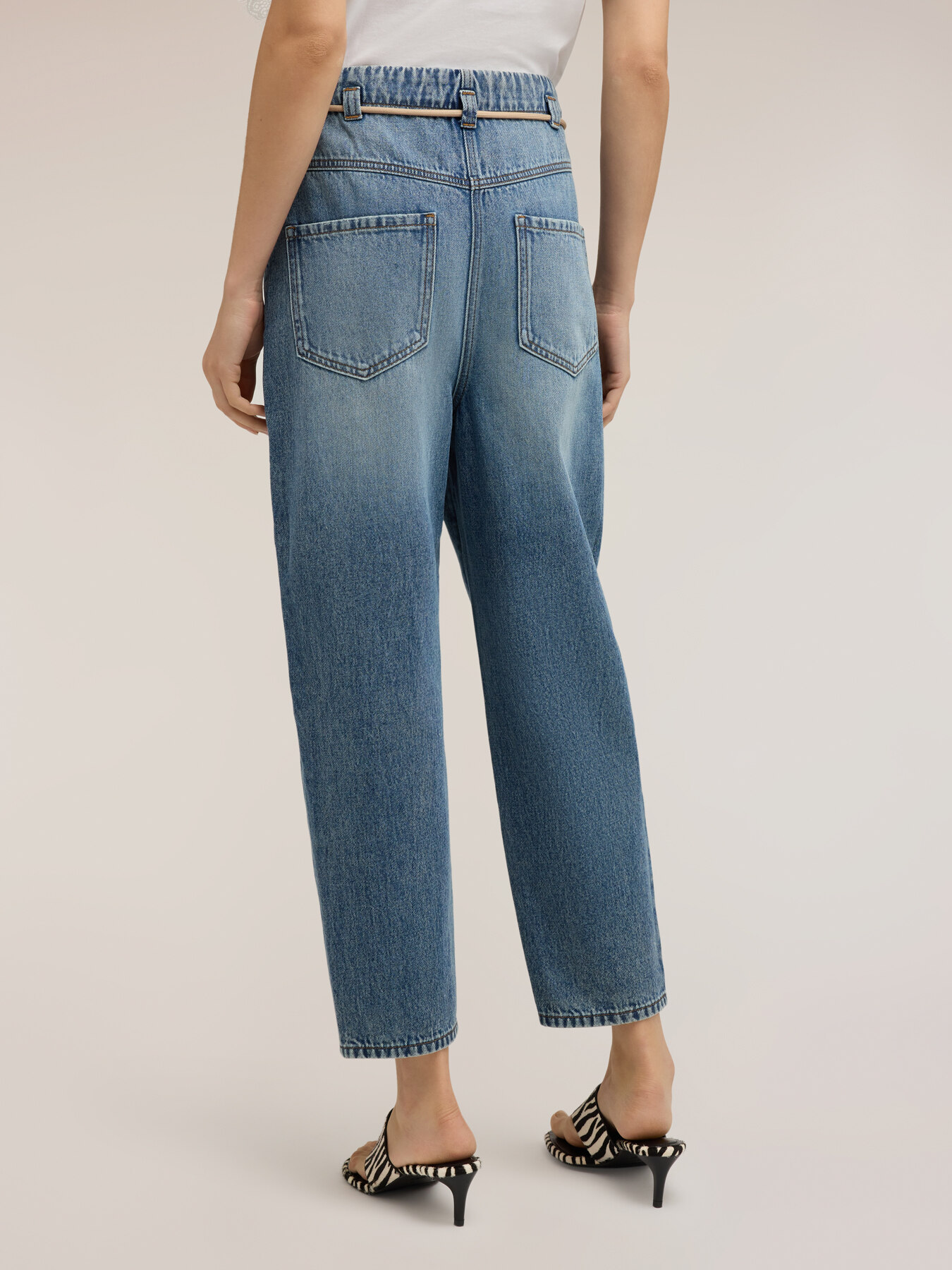 Boyfriend-Jeans mit Kordelzug image number 1