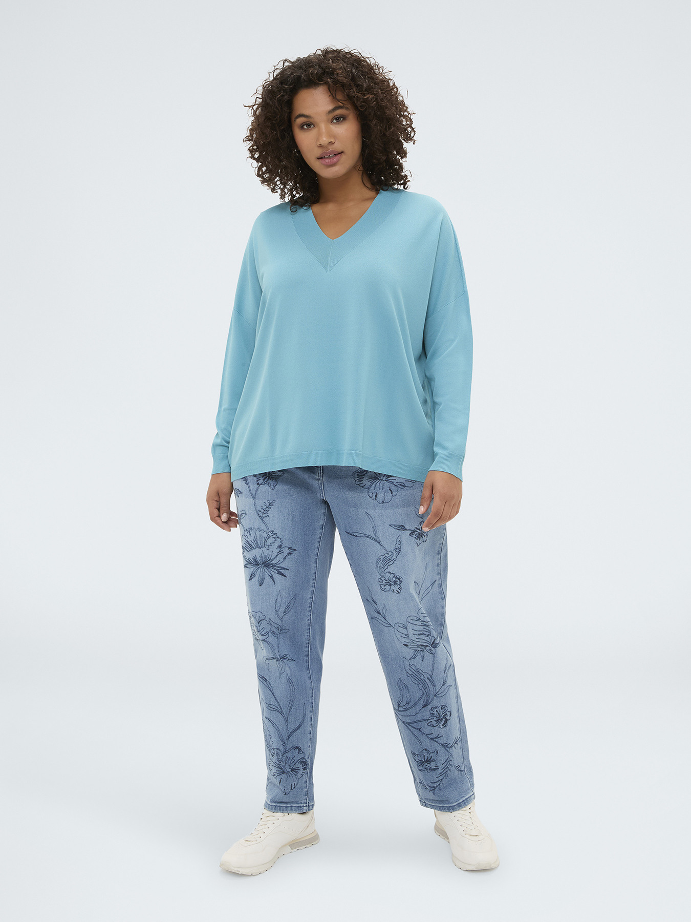 Maglia fine con scollo a V image number 2